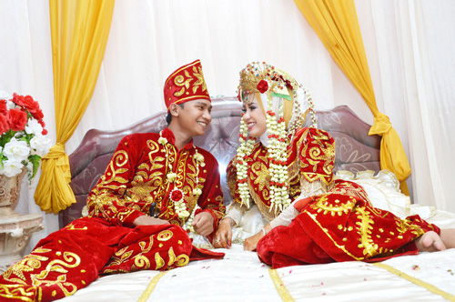 Indonesian bridal couple